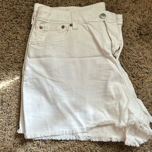 Levi’s white DENIZEN high rise denim shorts